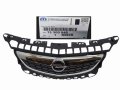 Atrapa z Logo i Listwami 13300945 Opel Astra Oryginał Nowa (2).jpg