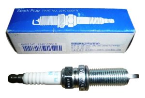 Candela di accensione A528 224012331R Renault 2.0 M4R Originale Nuova